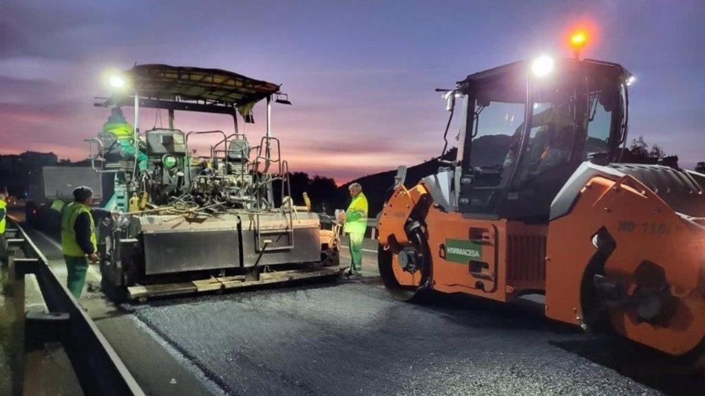 Trabajos de asfaltado en una autovía. Fotografía de recurso.