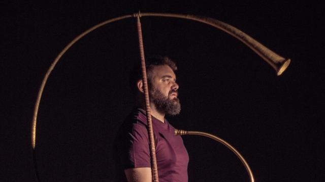 Abraham Cupeiro sosteniendo su cornu romano. Foto: Pepe Saavedra