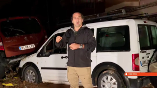 El presentador de televisión realiza un directo desde Paiporta.