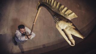 Vídeo: Abraham Cupeiro grabando para la banda sonora de 'Gladiator II'. Foto: Cupeiro tocando el cárnix celta / Pepe Saavedra