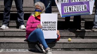 Una mujer sostiene un cartel que dice Libertad para todos los prisioneros políticos durante una protesta para exigir libertad para los venezolanos que fueron detenidos mientras se llevaban a cabo protestas desafiando los resultados de las elecciones presidenciales, frente a la sede de UNICEF en Caracas, Venezuela, el 21 de octubre de 2024.