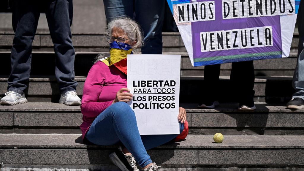 Una mujer sostiene un cartel que dice Libertad para todos los prisioneros políticos durante una protesta para exigir libertad para los venezolanos que fueron detenidos mientras se llevaban a cabo protestas desafiando los resultados de las elecciones presidenciales, frente a la sede de UNICEF en Caracas, Venezuela, el 21 de octubre de 2024.