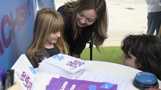 Fabiola García en el stand informativo para sensibilizar ante la violencia machista.