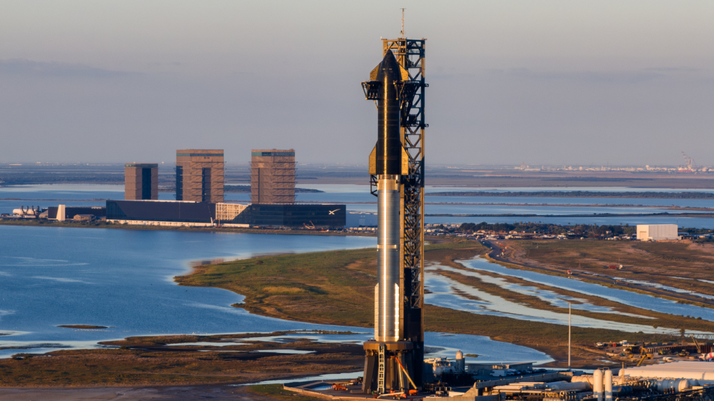 Starship y cohete Falcon Heavy esperando al sexto vuelo en Bocachica (Texas).
