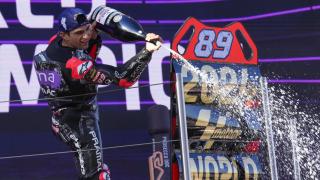 Jorge Martín celebra el título de campeón del mundo de MotoGP, en el podio de Montmeló.