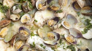 Ni pilpil ni mayonesa: el truco de las abuelas vascas para hacer la merluza en salsa más ligera y deliciosa