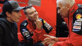 Marc Márquez, Marco Rigamonti y Davide Tardozzi conversan en el box del equipo Ducati Lenovo.