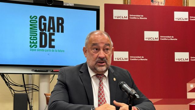 El rector de la UCLM y candidato a la reelección, Julián Garde.