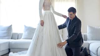 Alejandro de Miguel revisa uno de sus diseños.