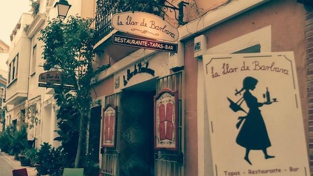 El Bar La Llar de bárbara es conocido por sus variadas tapas.