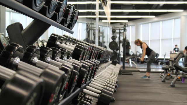 Pesas en un gimnasio
