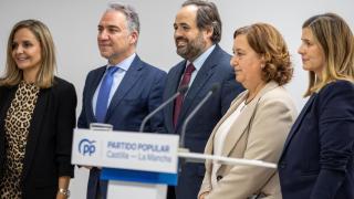 Paco Núñez, en el centro de la imagen, este martes junto a Elías Bendodo, Conchi Cedillo y otros dirigentes del PP.