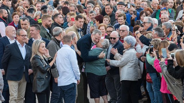 Felipe VI saludando durante su visita a Letur.