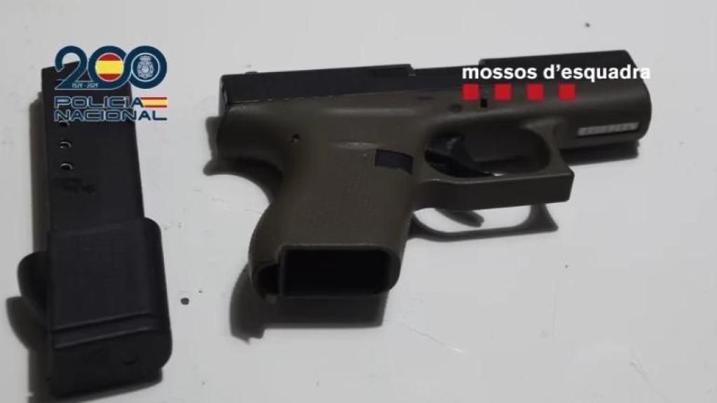 Pistola tipo Glock, serie compacta, incautada por las autoridades policiales a una célula en Barcelona con vínculos con el Cártel de Sinaloa.