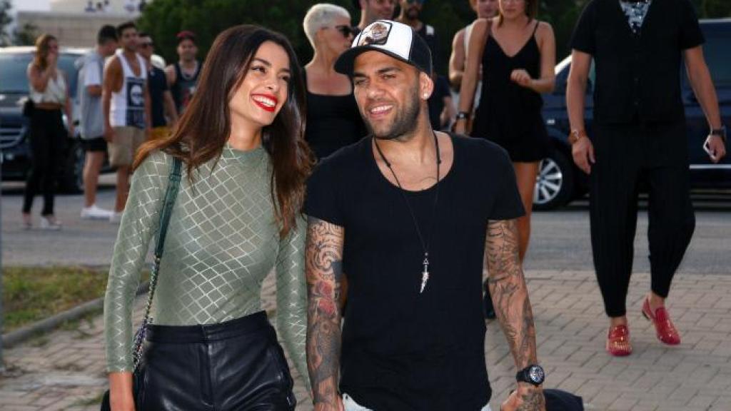 Dani Alves y Joana Sanz, por las calles de Barcelona en 2016