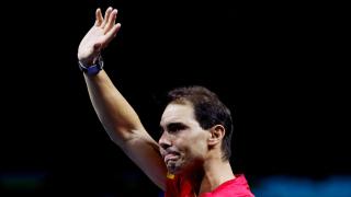 Rafa Nadal se despide de la afición en el día de su retirada.