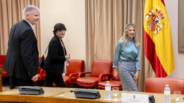 El catedrático de Economía Aplicada de la Universidad de Vigo, Santiago Lago Peñas; la catedrática de la Universidad de Alcalá, Olga Cantó, y la vicepresidenta segunda del Gobierno y ministra de Trabajo, Yolanda Díaz;.