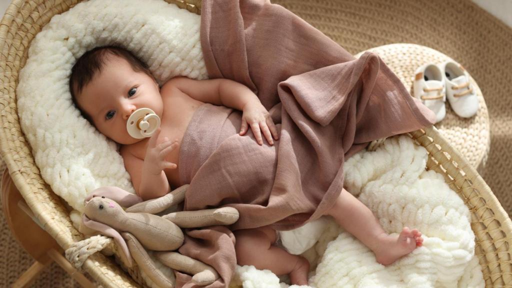 Imagen de archivo de un recién nacido en su cuna