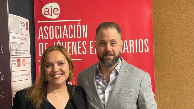 La nueva presidenta de AJE Vigo, Águeda Ubeira, junto al expresidente de la entidad, Iván Suárez