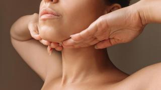 El sencillo truco del 'countouring' para eliminar la papada en solo unos segundos y conseguir un rostro más delgado