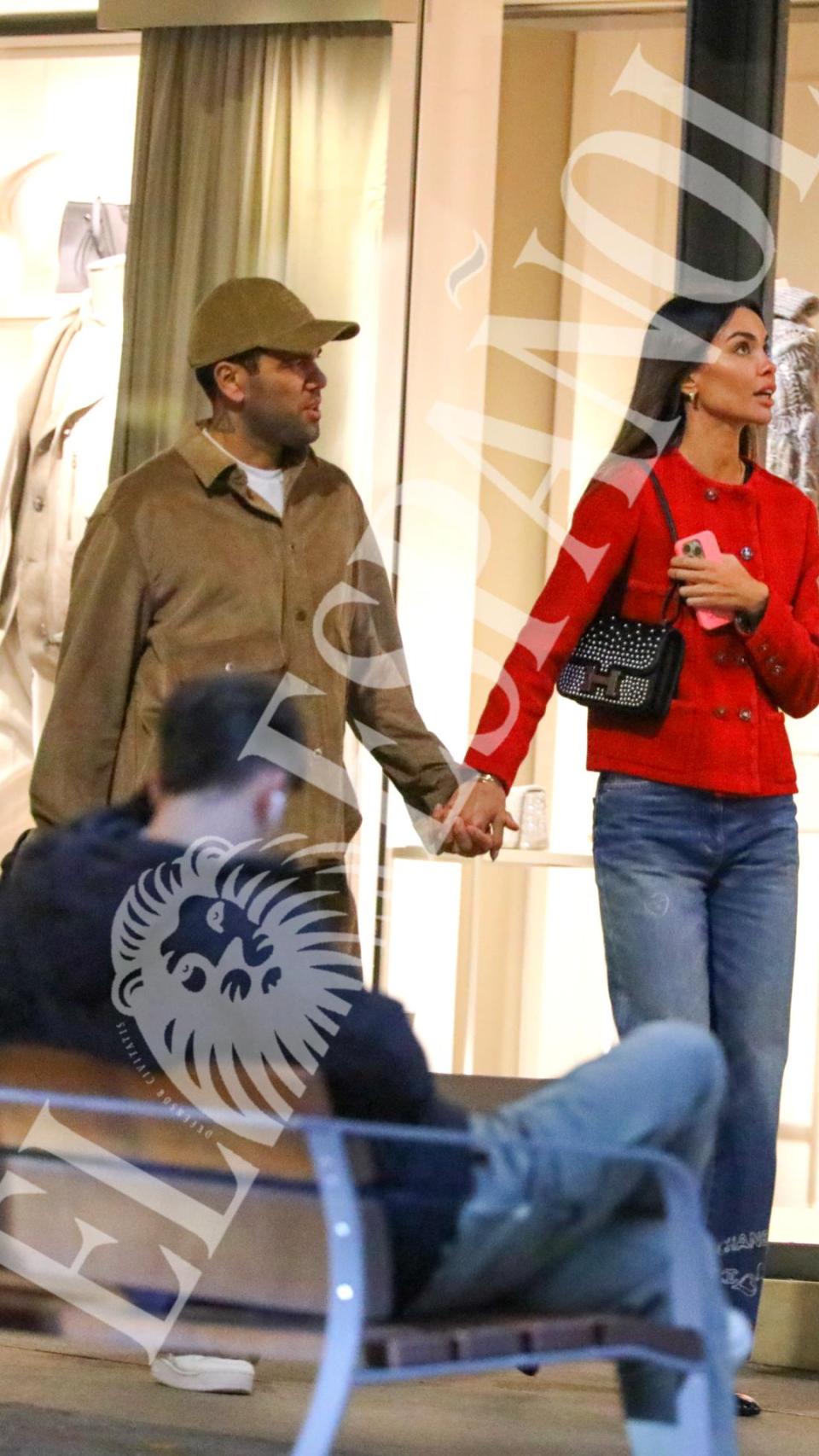 Joana Sanz y Dani Alves paseando por Madrid el pasado mes de noviembre.