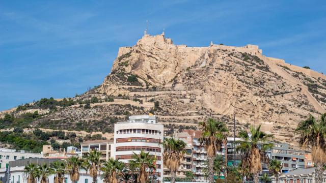 La ciudad de Alicante con el Castillo de Santa Bárbara detrás.