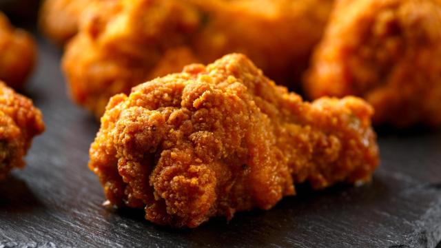 Una alita de pollo con rebozado crujiente