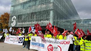 Protesta frente a la sede del Sescam. Foto: CCOO.