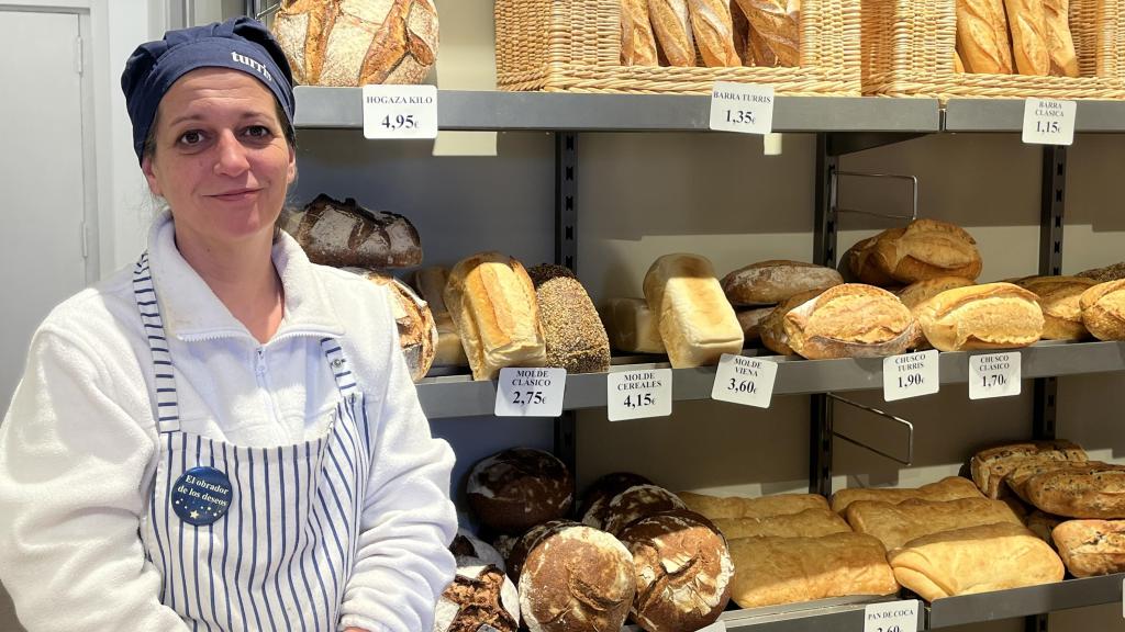 Cristina en su panadería.