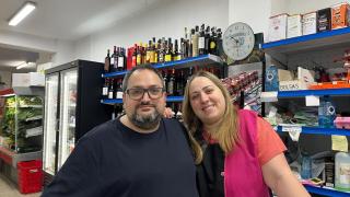 Patricia y Cosme, actuales propietarios de Alimentación Verín