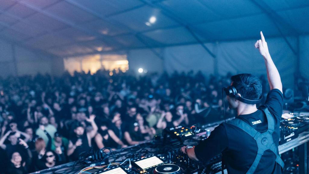 Parsa Jafari  tocando en una fiesta en Fabrik.