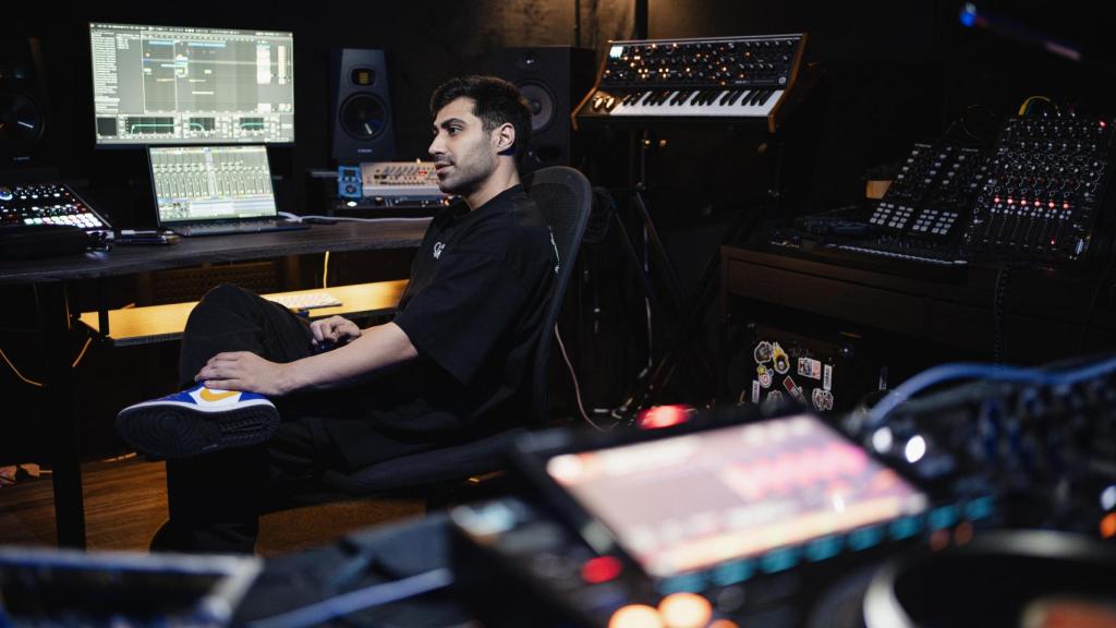 Parsa Jafari en el estudio de su casa donde produce sus temas.