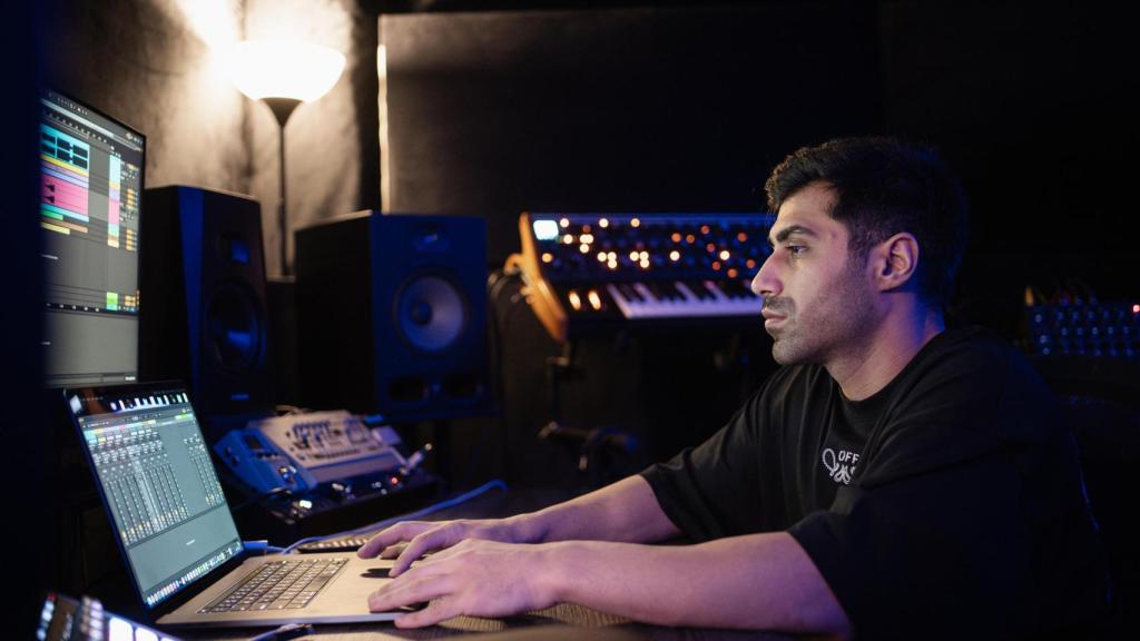 Parsa Jafari produciendo canciones en su estudio.