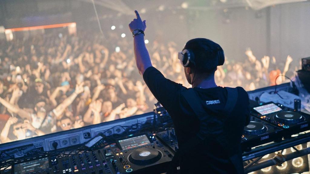 Parsa Jafari pincha tecno oscuro.