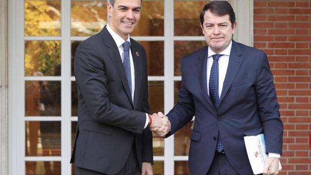 El presidente del Gobierno, Pedro Sánchez, durante su reunión de este viernes con el presidente de la Junta, Alfonso Fernández Mañueco