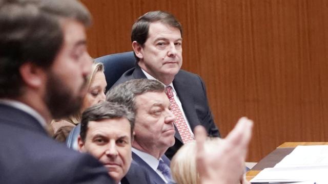 El presidente de la Junta, Alfonso Fernández Mañueco, observa al portavoz de Vox, Juan García-Gallardo, durante una intervención en un pleno de las Cortes de Castilla y León