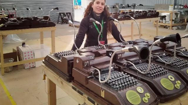 Rut Villamagna junto a las máquinas de escribir que pintó para 'Animales Fantásticos 3 Los Secretos de Dumbledore'