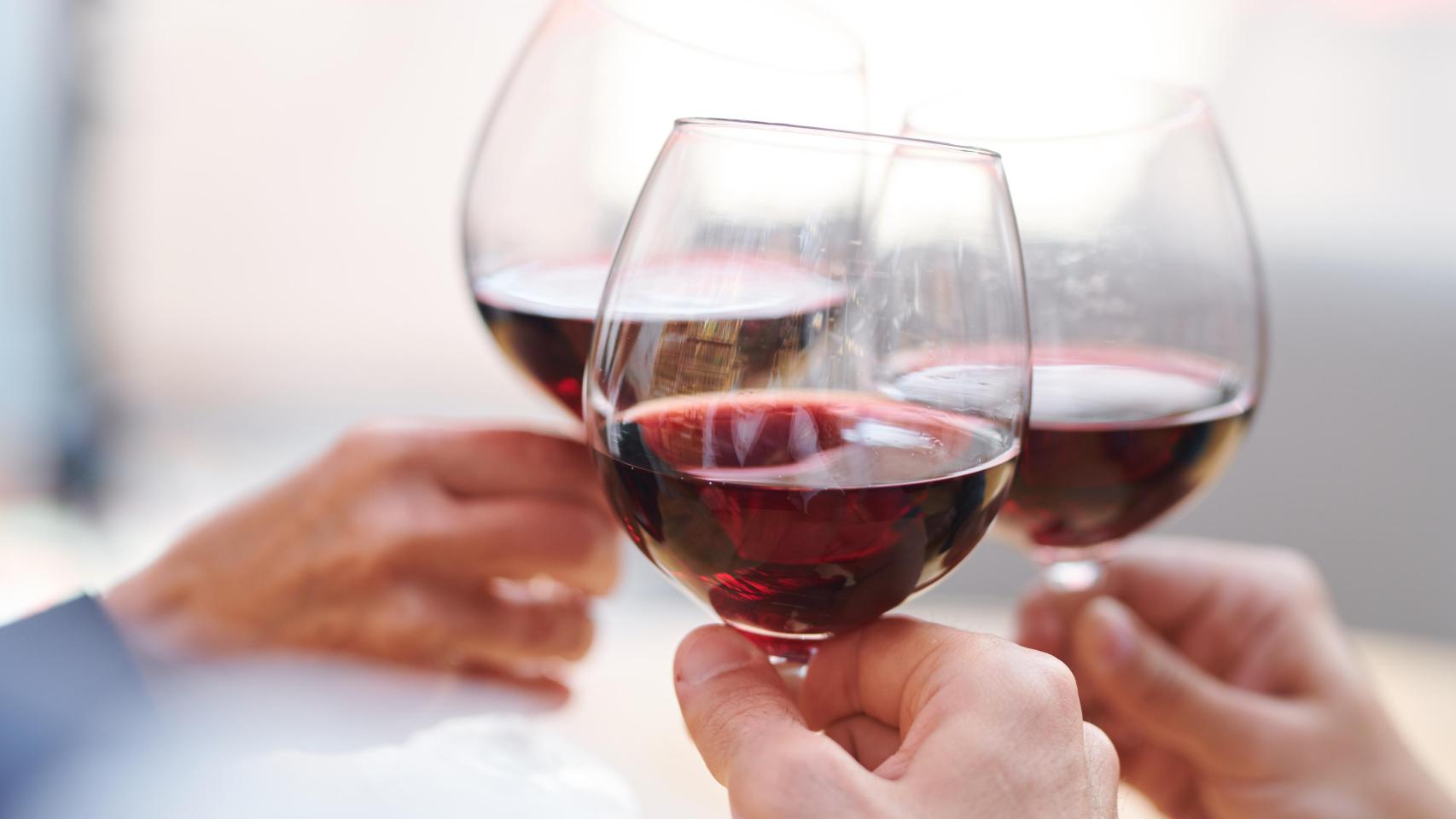 Vino tinto, por tres.