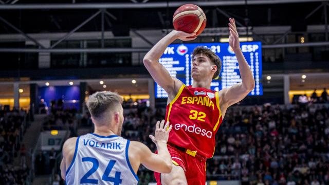 Mario Saint-Supery lanza a canasta durante el partido entre Eslovaquia y España.