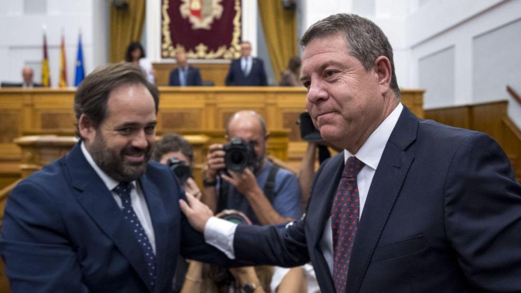 Emiliano García-Page saluda a Paco Núñez en una sesión de las Cortes de Castilla-La Mancha celebrada el pasado noviembre.
