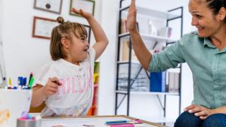 Una tutora y su alumna en clases de educación especial