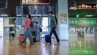 Varias personas con maletas en el aeropuerto Adolfo Suárez-Madrid Barajas, a 4 de agosto de 2023, en Madrid.