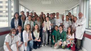 Marieta rodeada de todo el equipo de profesionales sanitarios de La Paz.