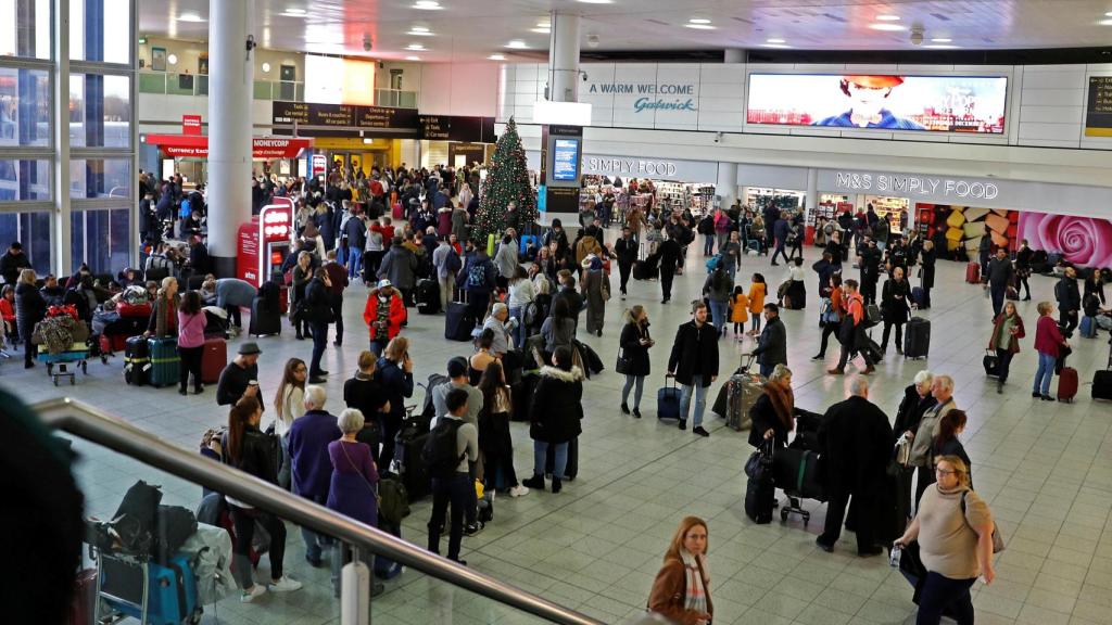 Cientos de pasajeros en el aeropuerto de Gatwick.