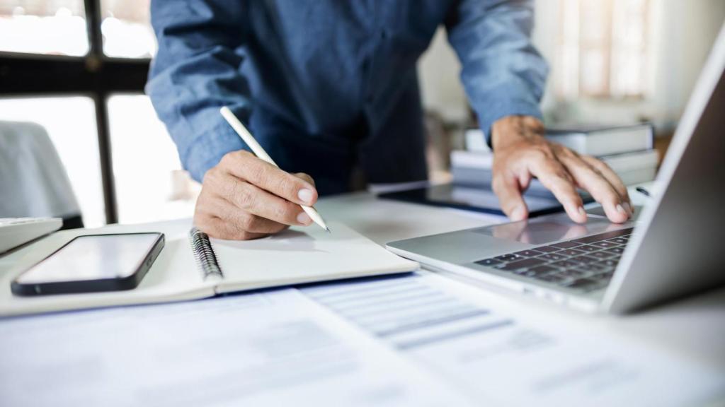 Un trabajador por cuenta propia trabaja en su ordenador.