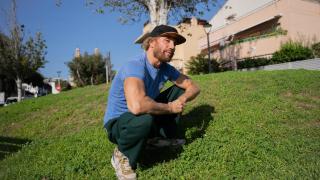 El cantante barcelonés posa en su casa para las cámaras de EL ESPAÑOL.
