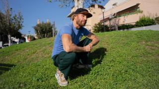 El cantante barcelonés posa en su casa para las cámaras de EL ESPAÑOL.