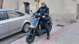 Javier Taravillo posa en Madrid con su scooter Segway.