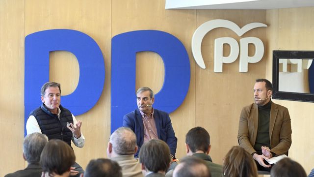 El consejero de Movilidad, José Luis Sanz, el presidente provincial de los populares, Borja Suárez, y el portavoz del PP en la Comisión de Transportes del Congreso de los Diputados, Héctor Palencia, participan en un acto bajo el título ‘Los recortes de Sánchez al transporte público en la provincia de Burgos’
