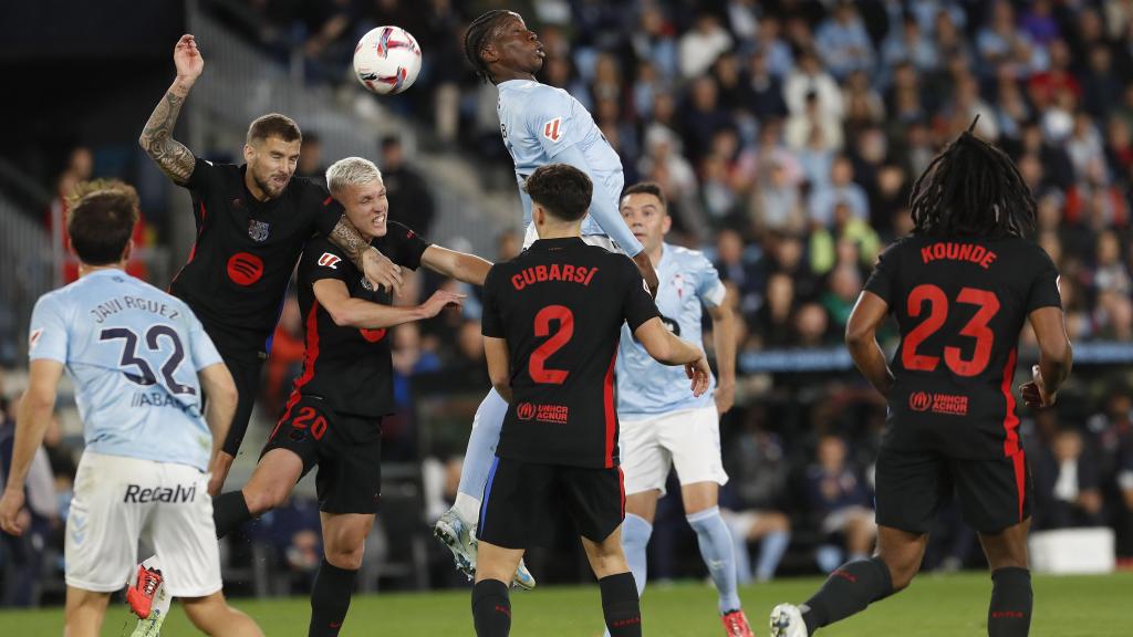Ilaix Moriba remata el balón para intentar marcar gol.
